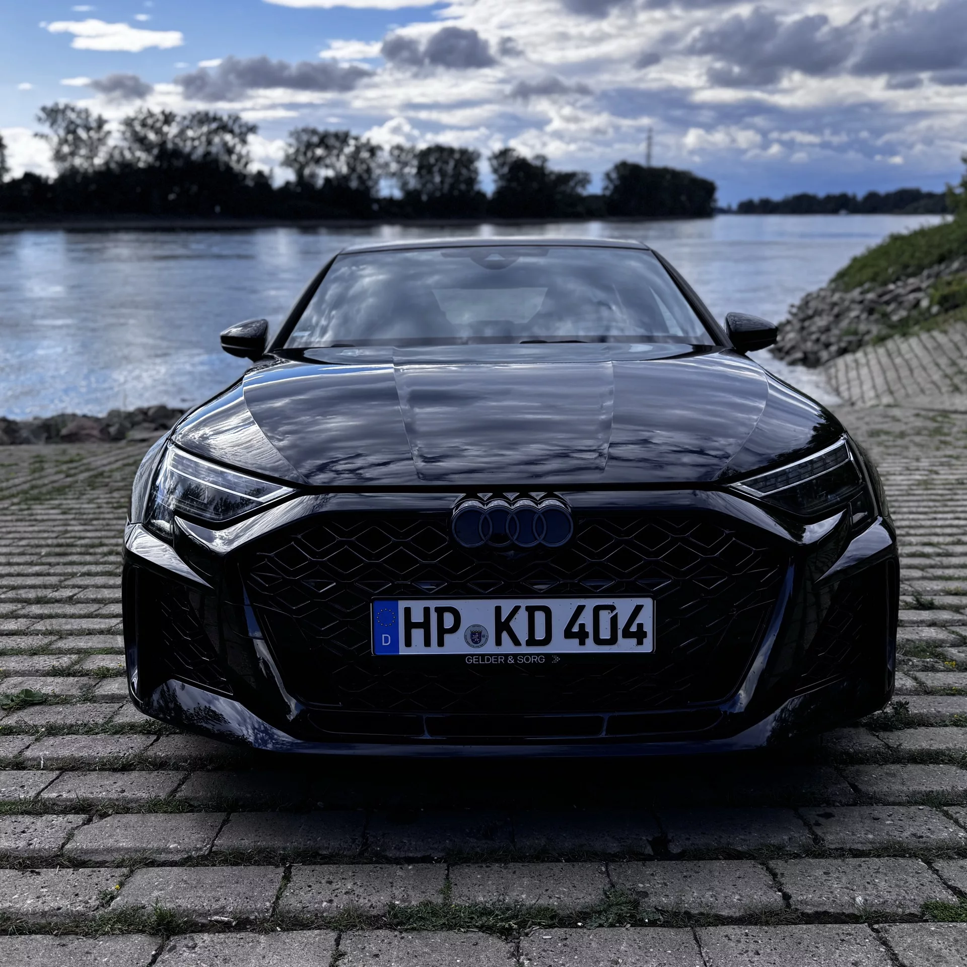 Audi RS3 FACELIFT 2025 in Schwarz, Frontansicht am Wasser mieten