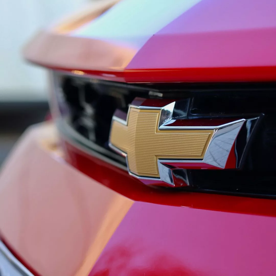 Chevrolet Camaro SS 6.2 V8 in Rot, Nahaufnahme des Logos mieten