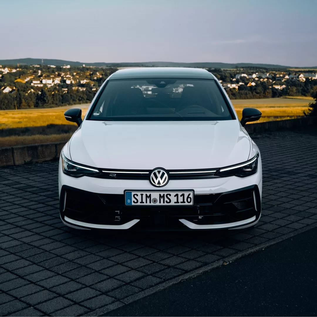 Golf 8R Performance in Weiß von vorne mieten.