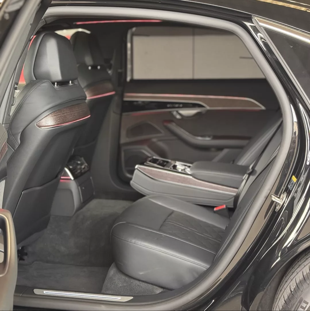 Audi A8L 50 TDI Quattro Rücksitzbereich mit Lederinterieur mieten