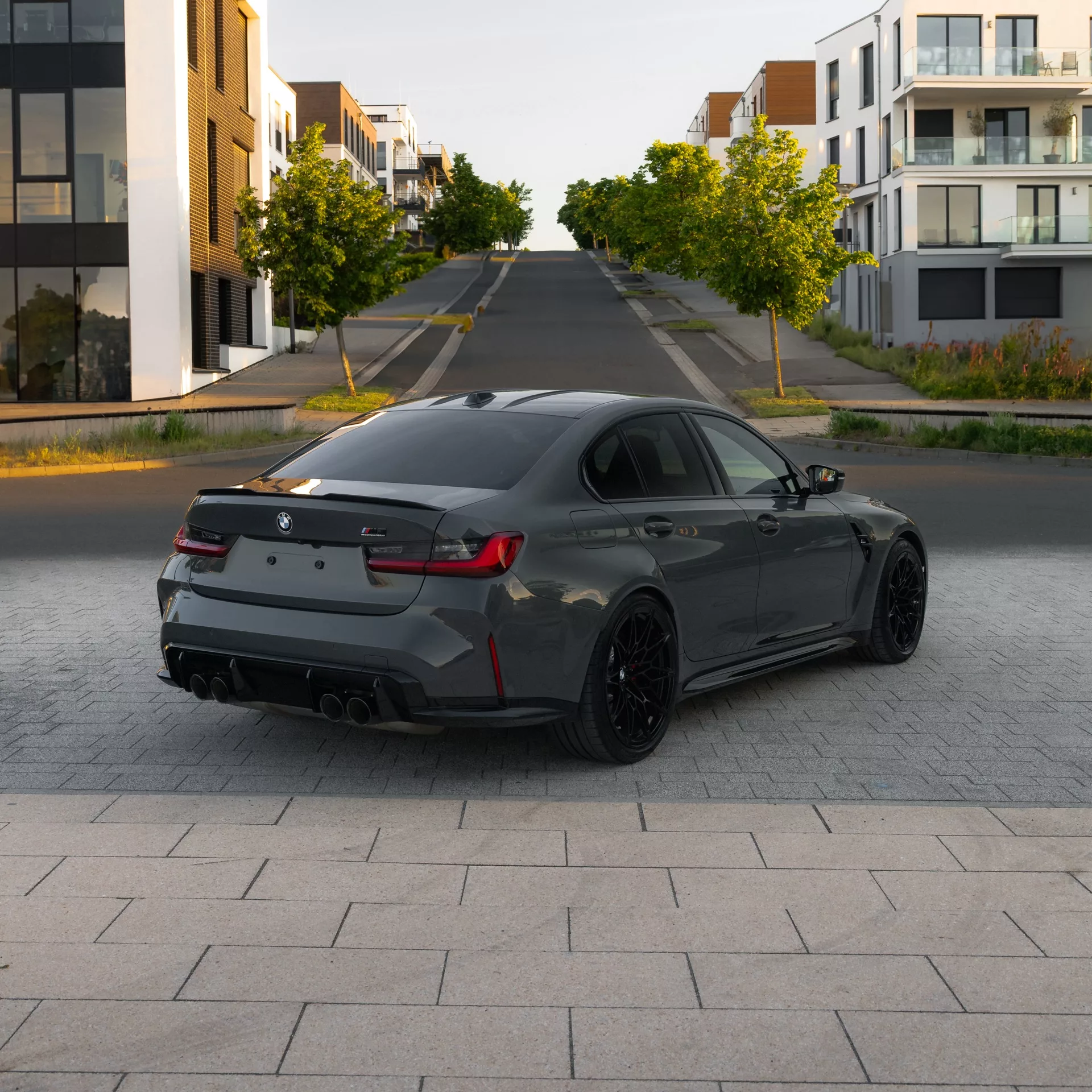 BMW M3 Competition XDrive in Grau von hinten mieten.