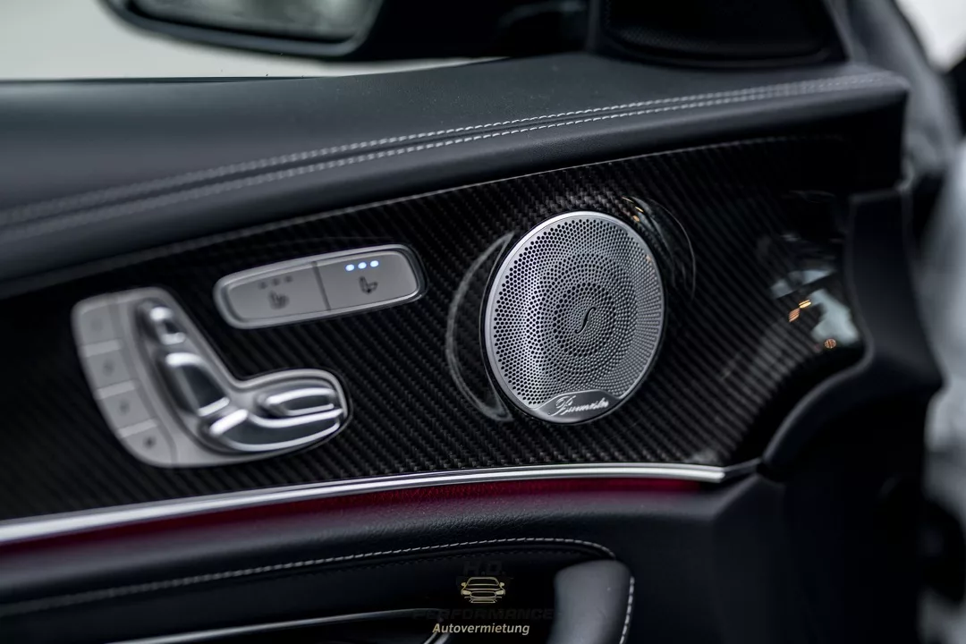 Mercedes E63S Facelift Innenraum mit Soundsystem-Detail mieten.