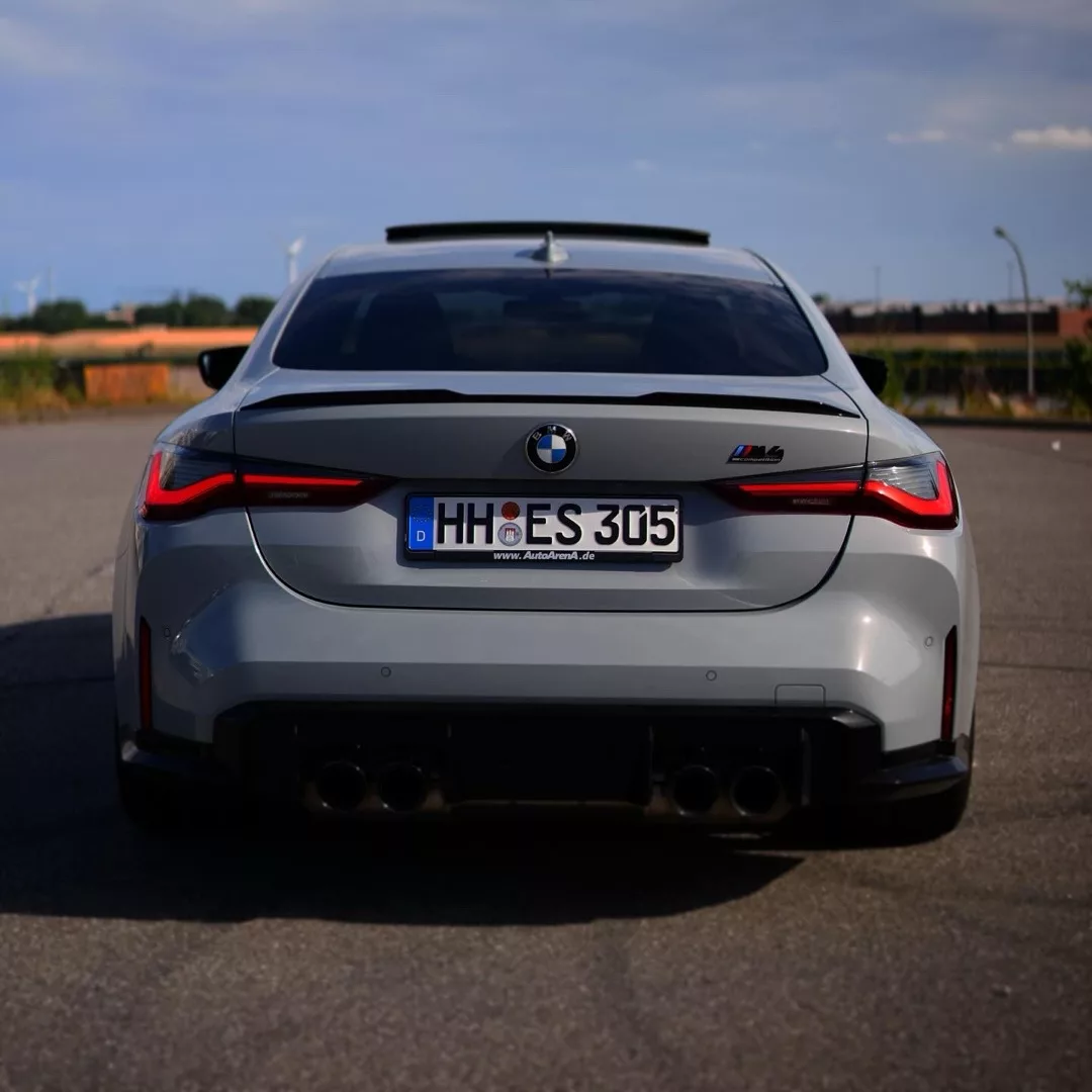 BMW M4 Competition in Silber von hinten mieten