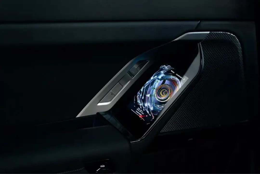 Innenansicht eines BMW 740d M xDrive mit digitalem Armaturenbrettdisplay.