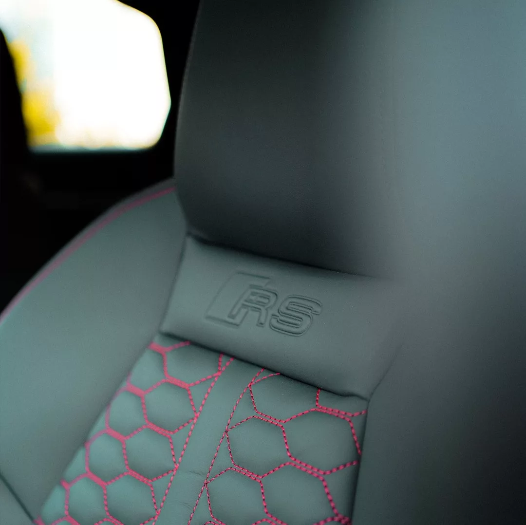 Audi RS3 Sportsitz mit roten Nähten mieten