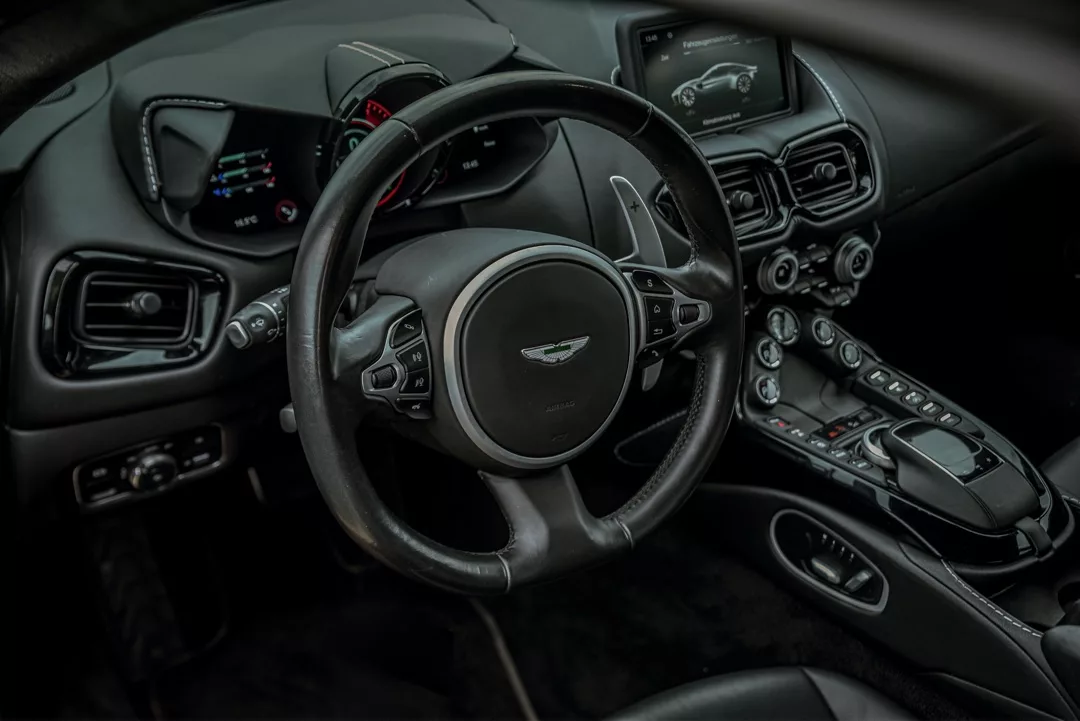 Aston Martin Vantage Innenraum mit Lederausstattung mieten