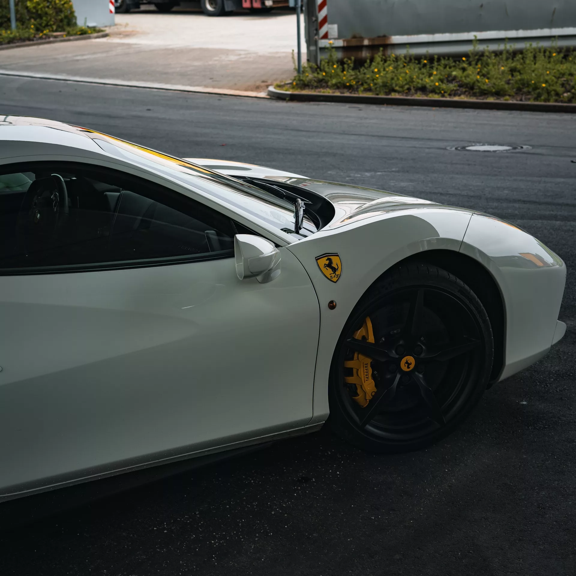 Ferrari 488 GTB in Weiß, Nahaufnahme der Front und Seite mieten