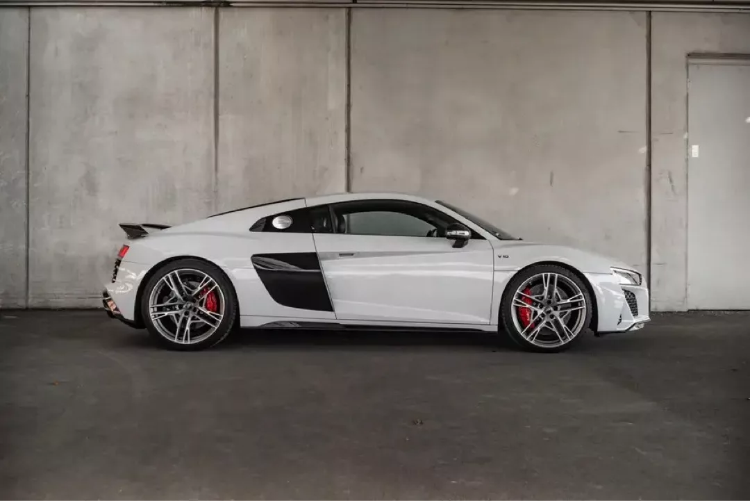 Sportliches Audi R8 V10 Performance Coupé in Weiß, seitliches Profil.