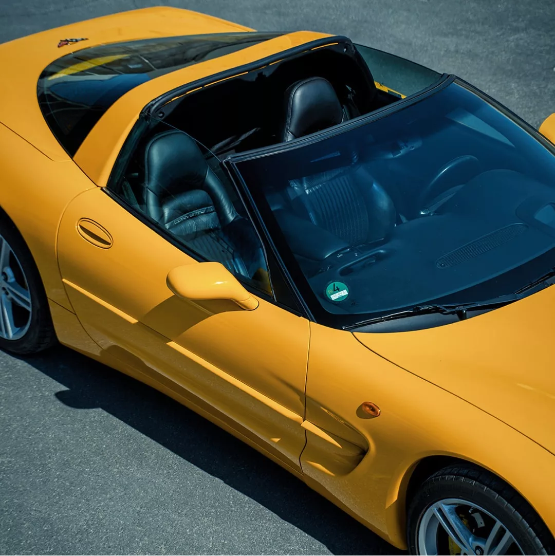 Corvette C5 Cabrio in Gelb, Draufsicht, schwarzer Innenraum mieten