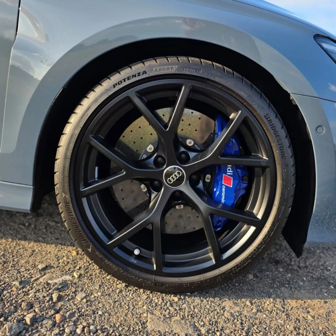 Audi RS3 Felge Nahaufnahme in Schwarz mieten.