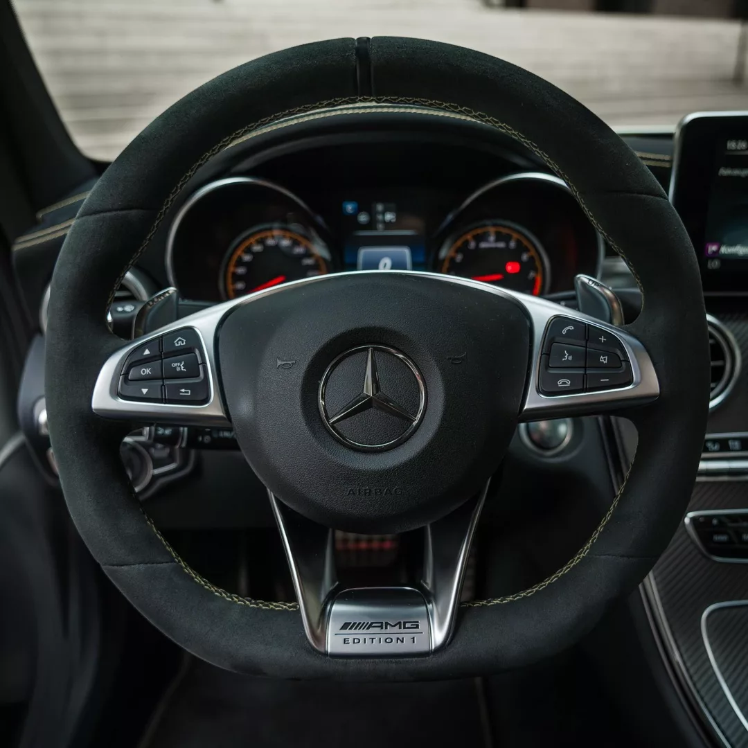 Mercedes C63s AMG Edition 1 Lenkrad im Innenraum mieten