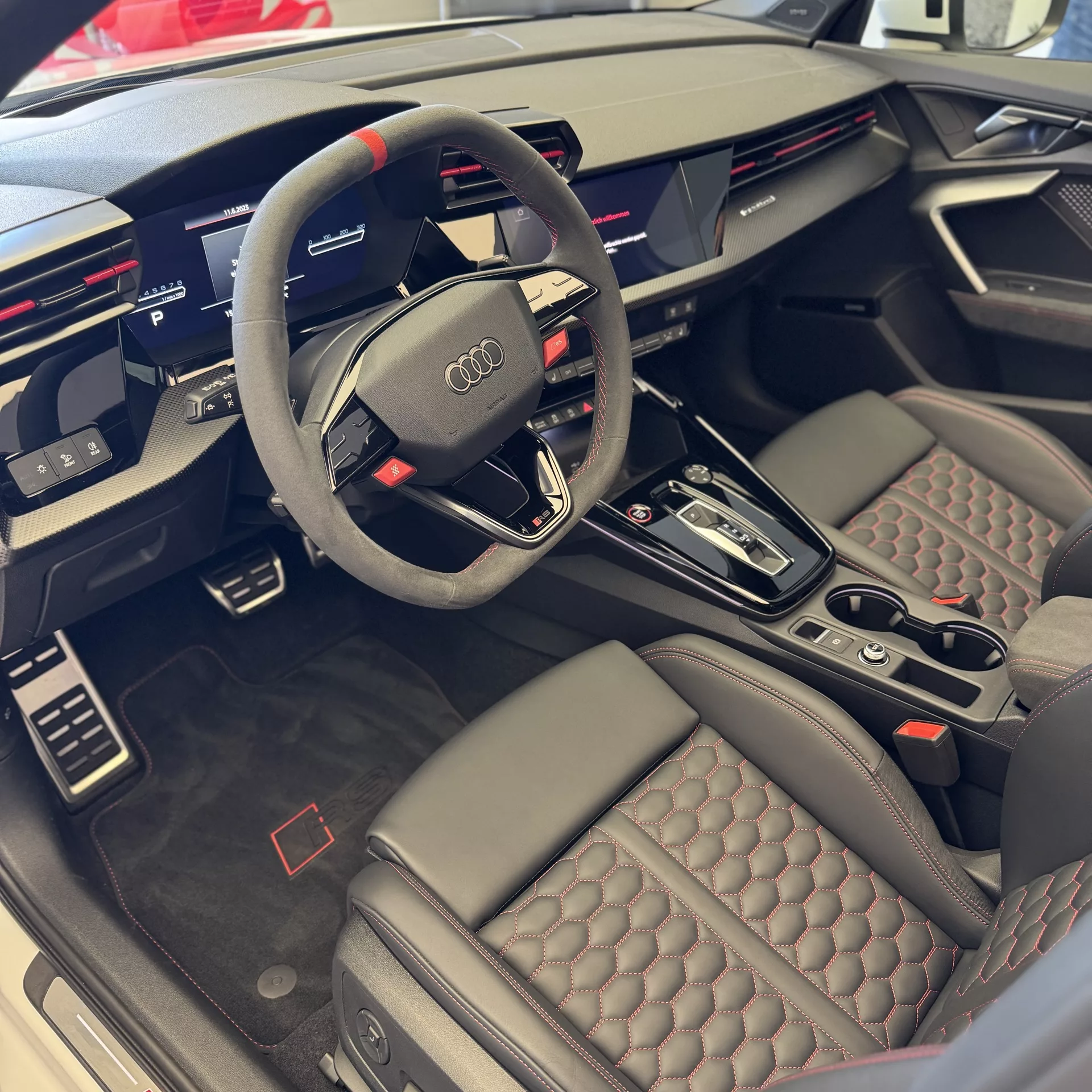 Audi RS3 Limousine 2025 Innenraum mit Leder in Rot mieten