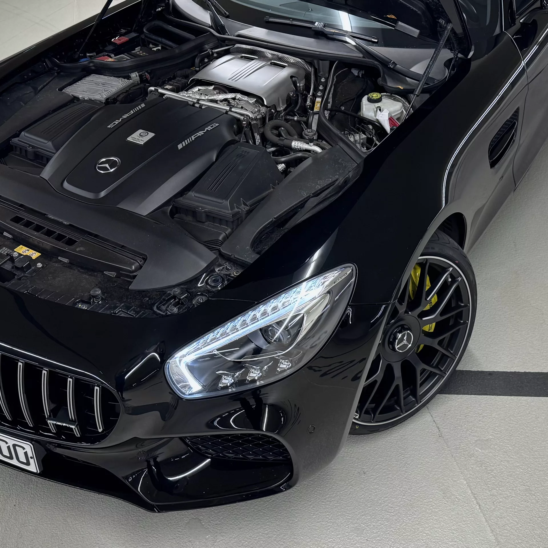 Mercedes AMG GT Motorhaube geöffnet in Schwarz mieten.