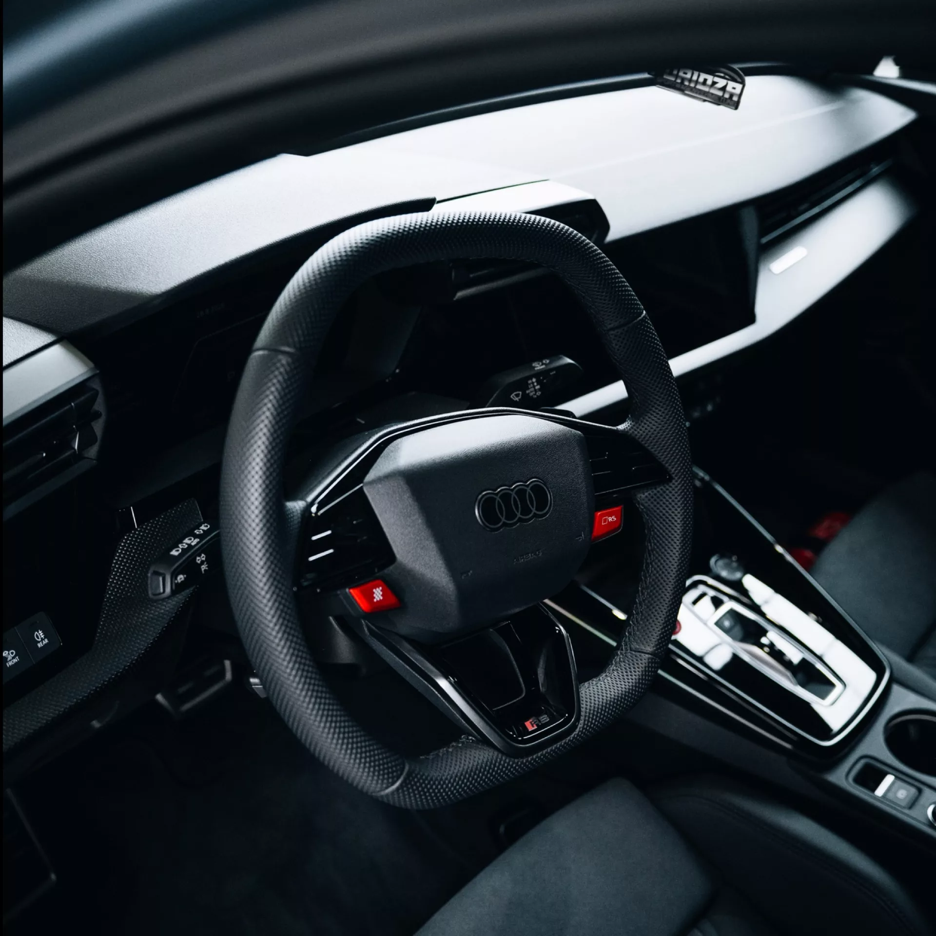 AUDI RS3 Limousine 2025 Facelift Innenraum mit Lenkrad mieten.