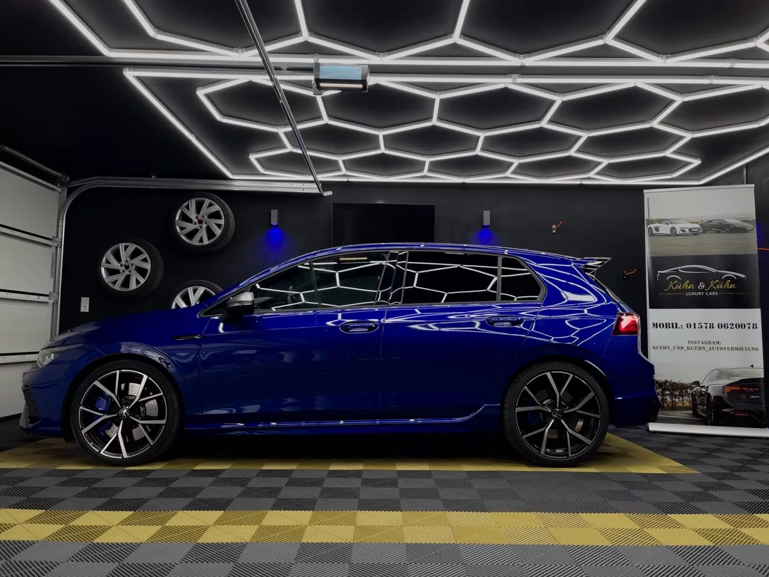 VW Golf 8R in Blau von der Seite mieten