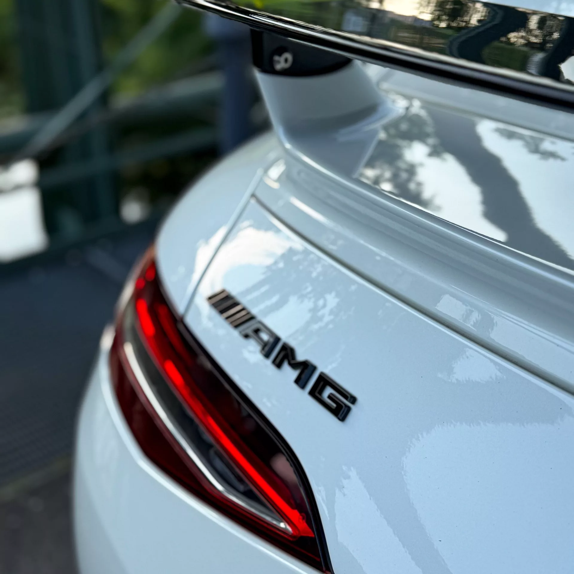 Mercedes-Benz GT63s AMG Heckansicht in Weiß mieten