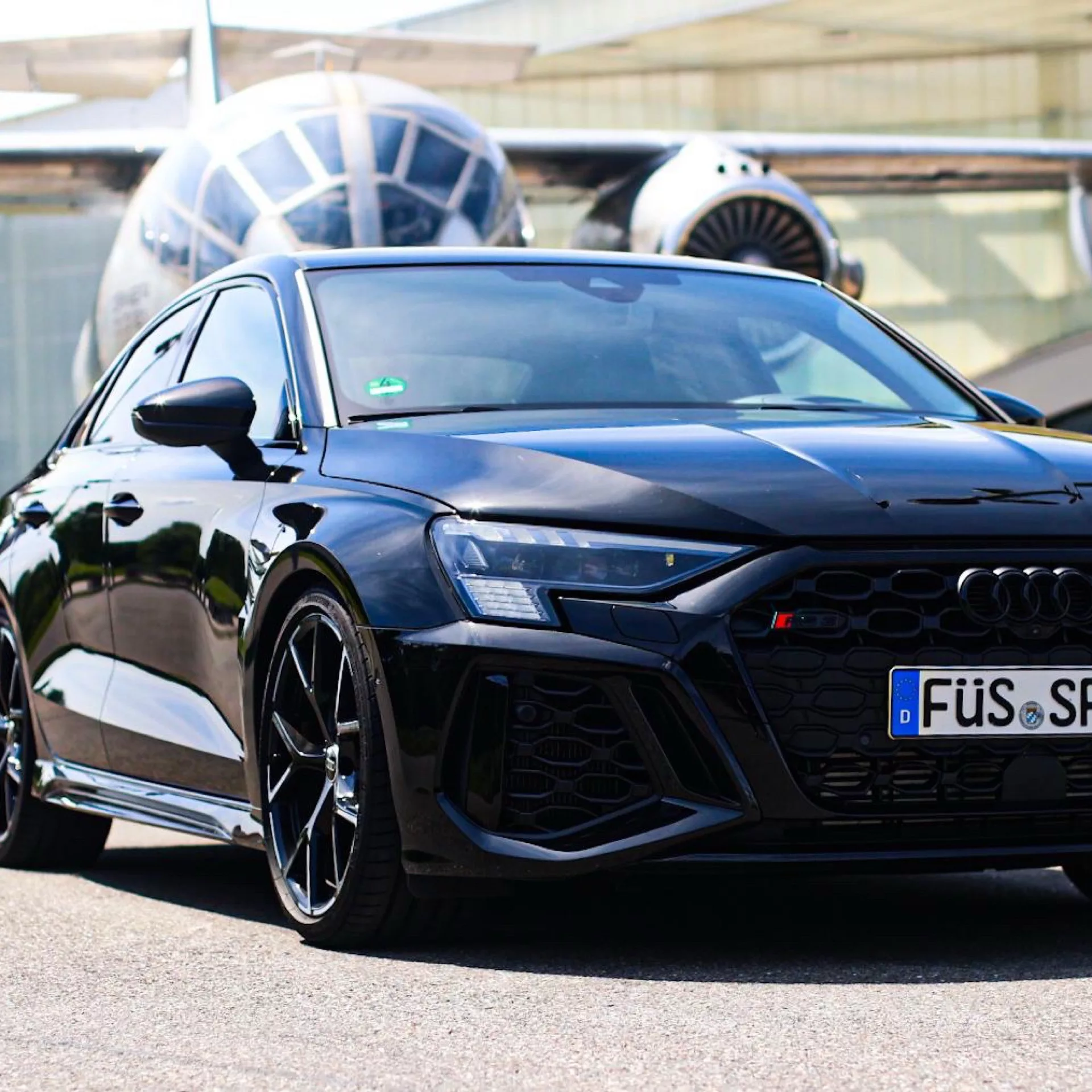 Audi RS3 Limousine in Schwarz von vorne mieten