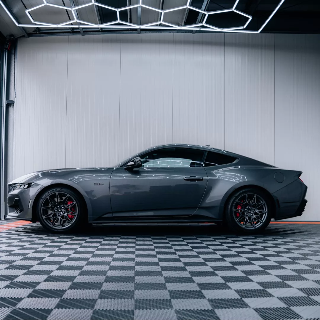 Ford Mustang GT V8 in Grau von der Seite mieten