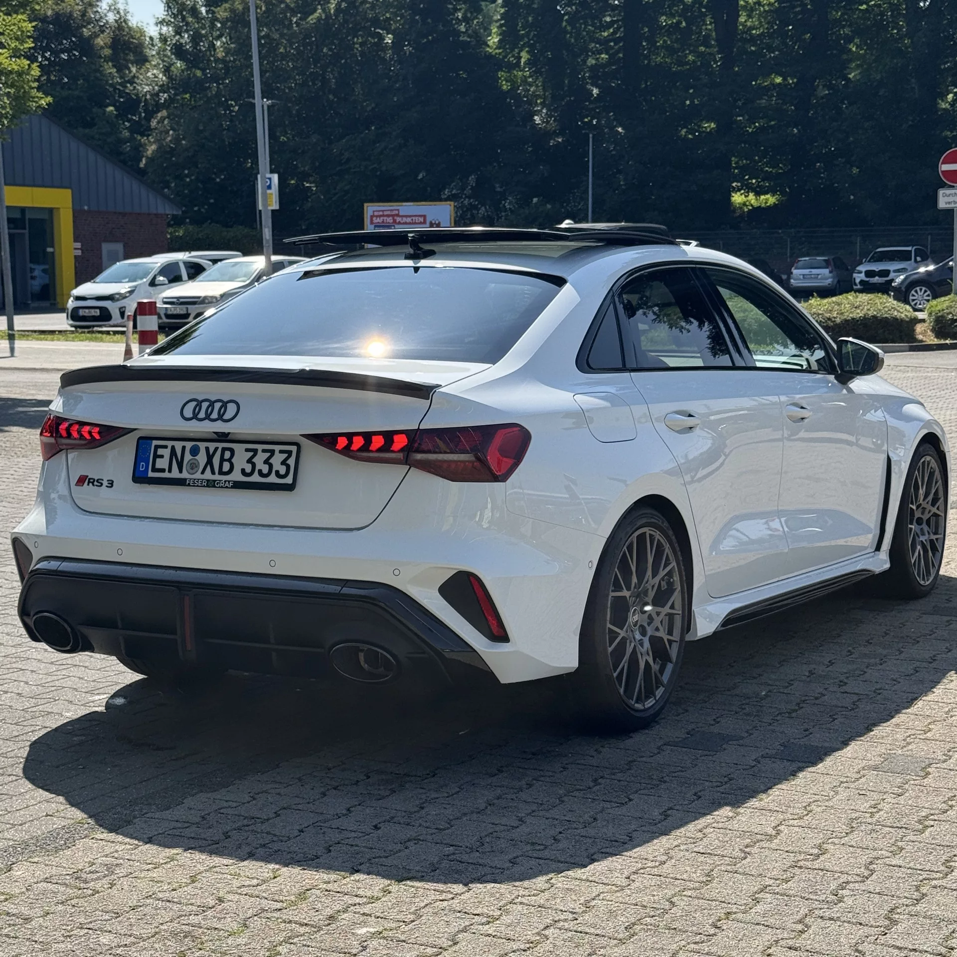 Audi RS3 Limousine 2025 in Rot Rückansicht mieten