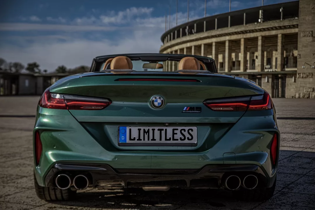 BMW M8 Competition Cabrio in Grün von hinten mieten.