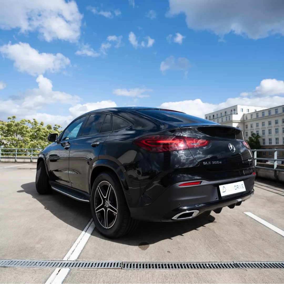 Mercedes-Benz GLE 300d 4MATIC Coupé in Schwarz von hinten mieten