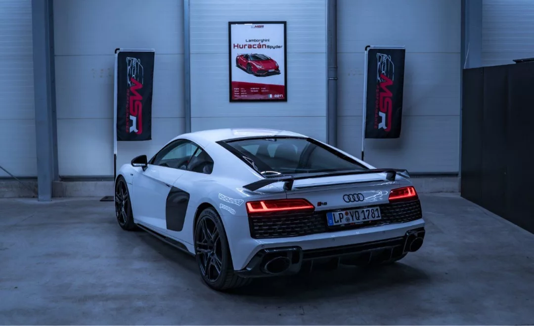 Audi R8 V10 Performance in Weiß von hinten mieten