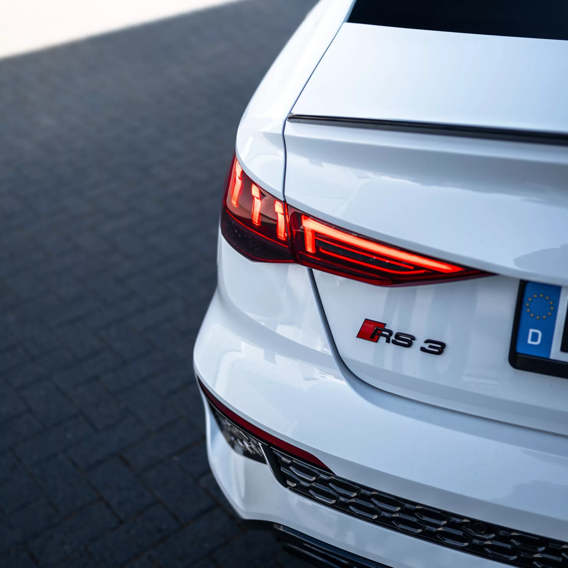 AUDI RS3 Limousine Black & White Edition Rückansicht mieten