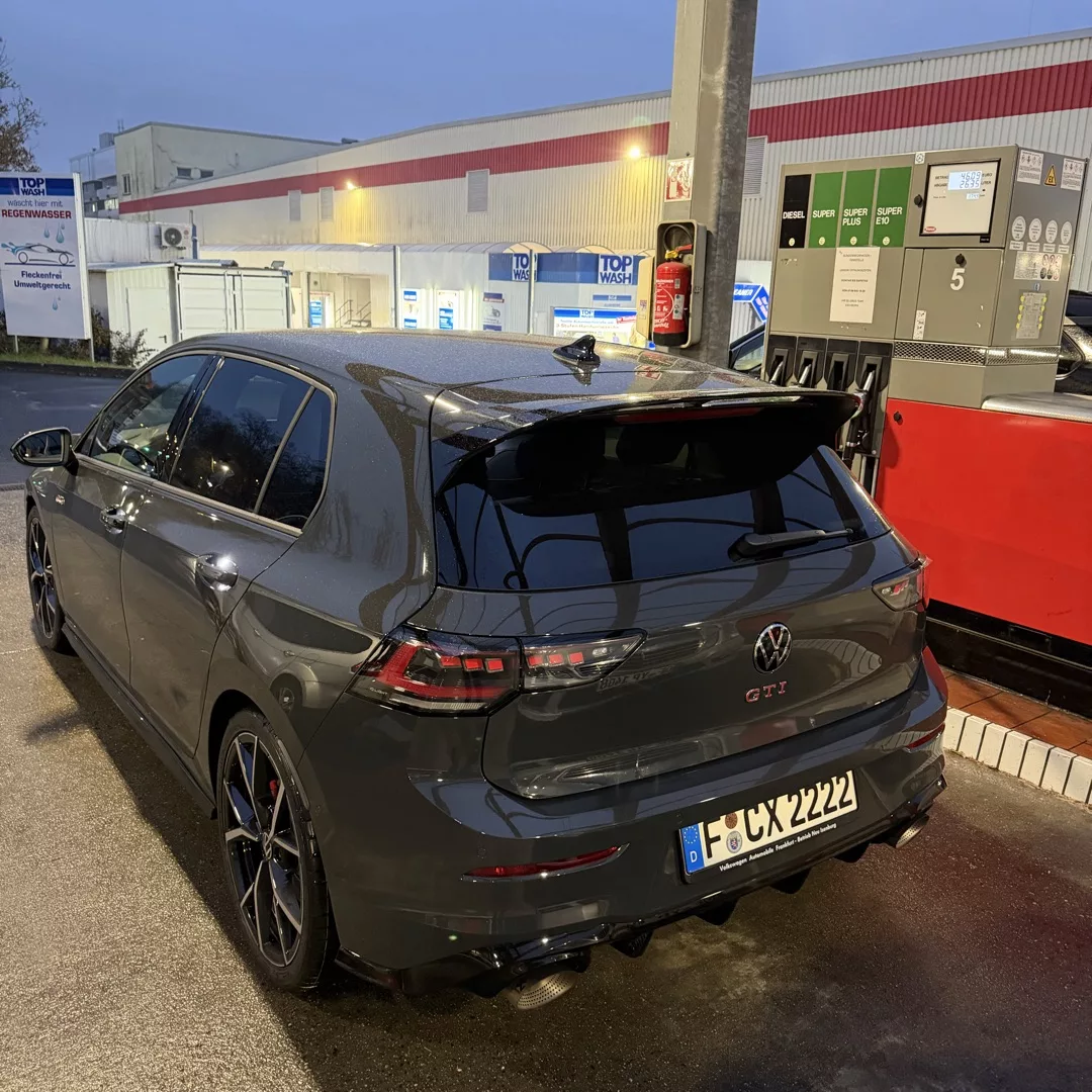 Golf GTI Clubsport Akrapovic in Grau an Tankstelle von hinten mieten