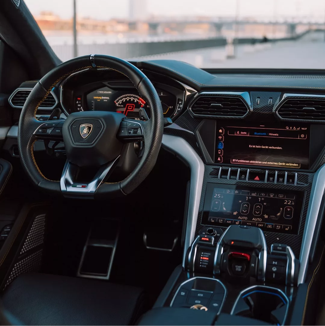 Lamborghini Urus Innenraum mit Ledersitzen und Infotainment-System mieten