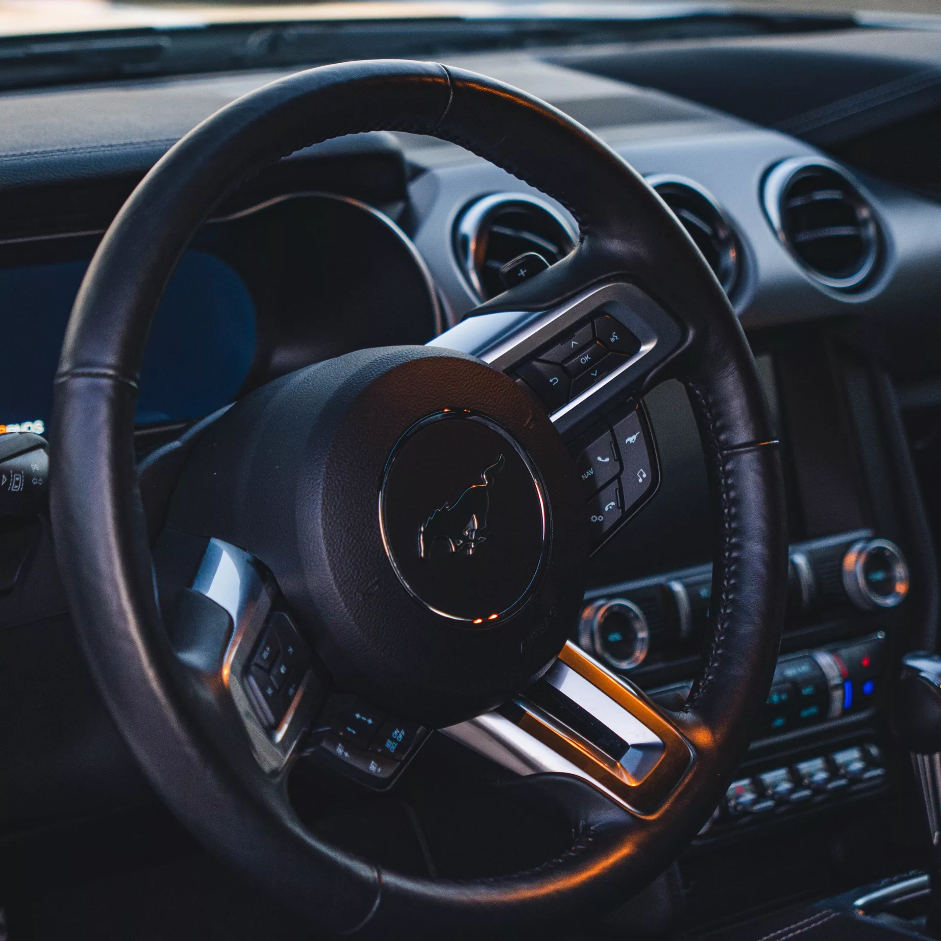 Ford Mustang GT 5.0 V8 Innenraum mit Lenkradansicht mieten