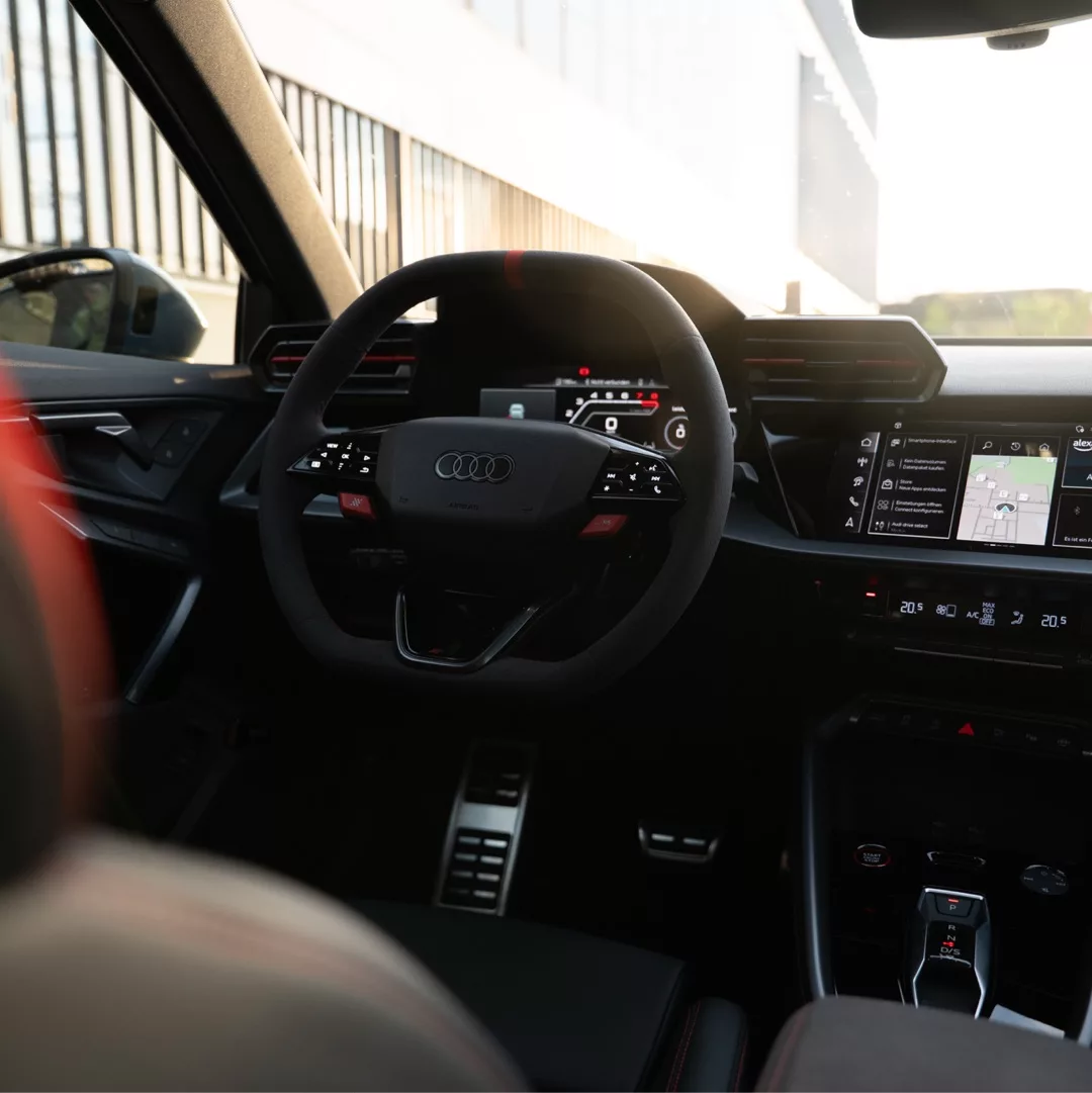 Audi RS3 Facelift Limousine Innenraum mit Armaturenbrett mieten.