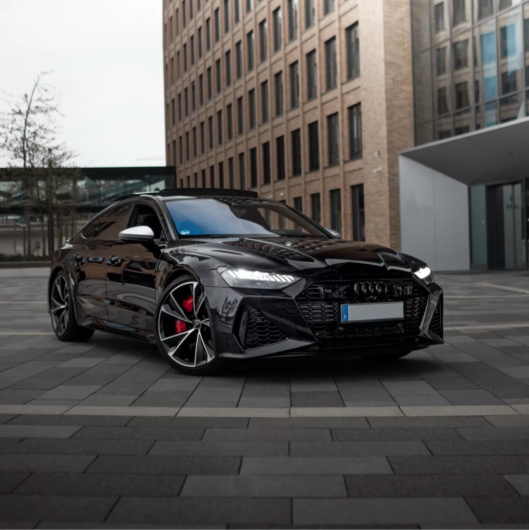 AUDI RS7 SPORTBACK in Schwarz, frontal vor Gebäude mieten
