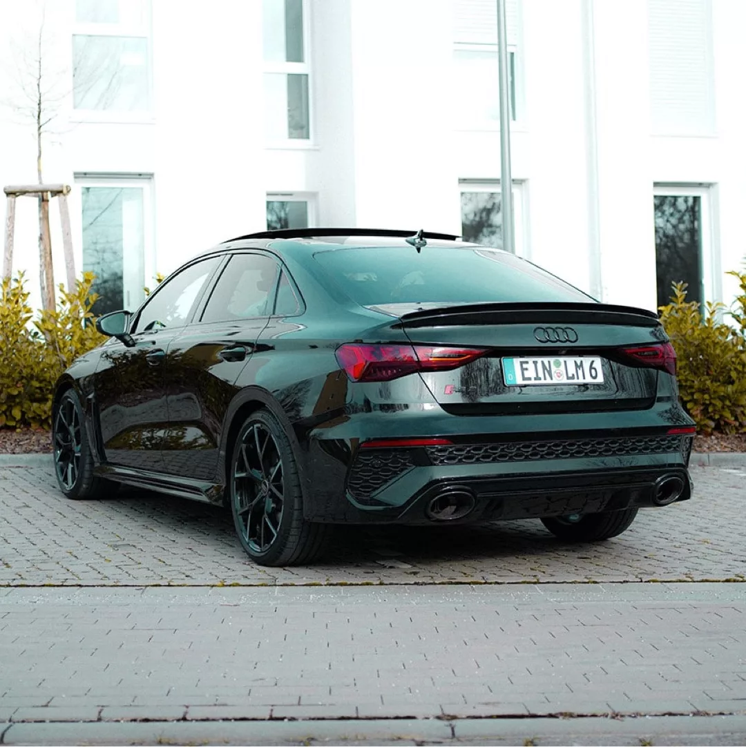 Audi RS3 in Dunkelgrün Heckansicht mieten