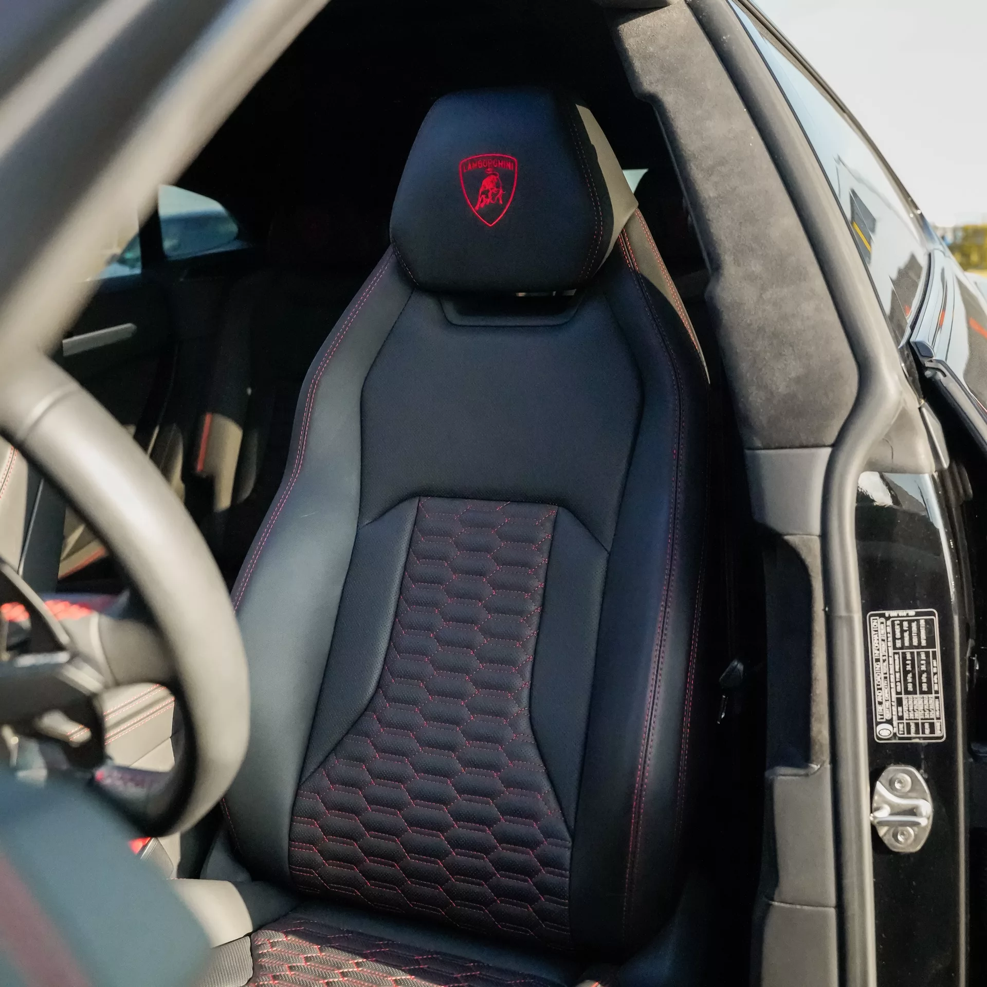 Lamborghini Urus Innenraum mit Ledersitz mieten