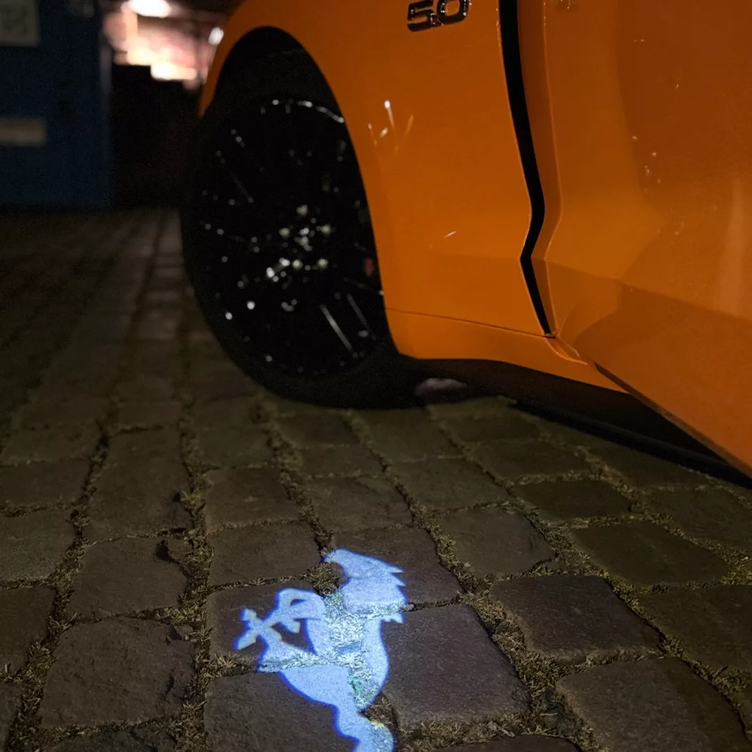 Ford Mustang GT angeteasert mit Lichtprojektion mieten.