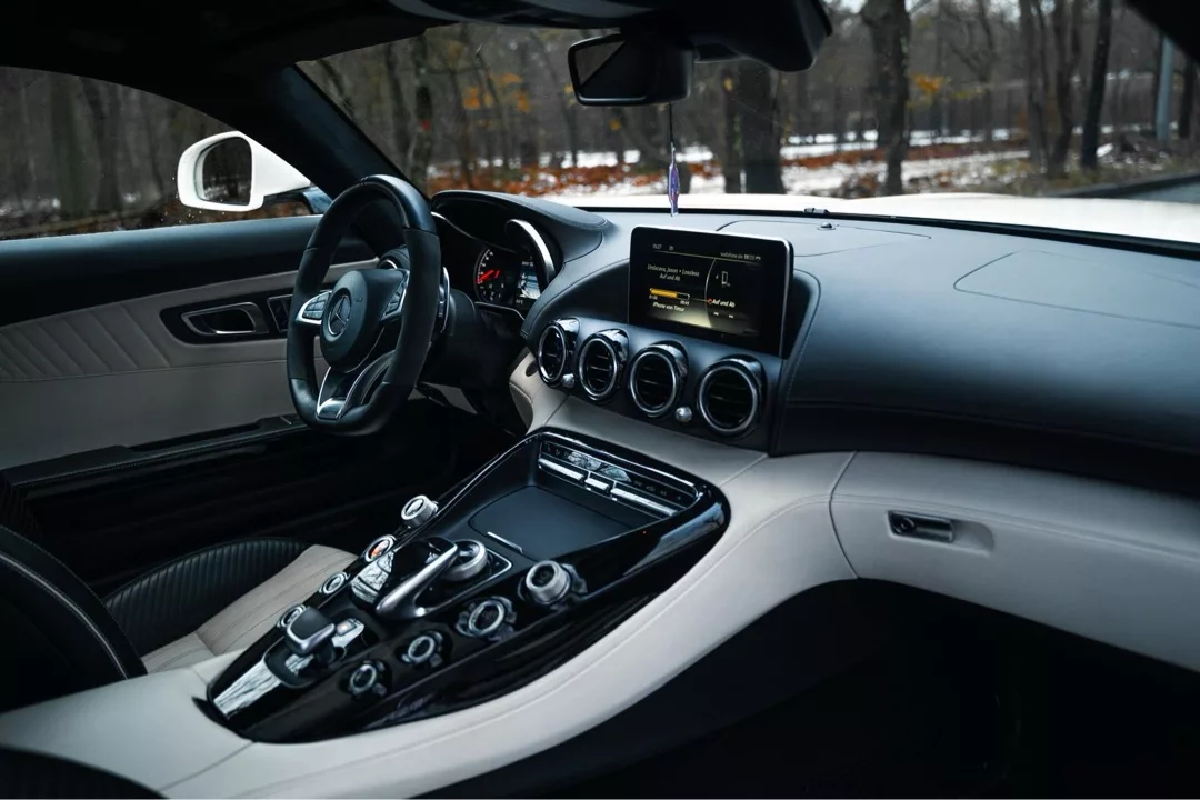 AMG GT Coupé Innenraumansicht mit Lederdetails mieten.