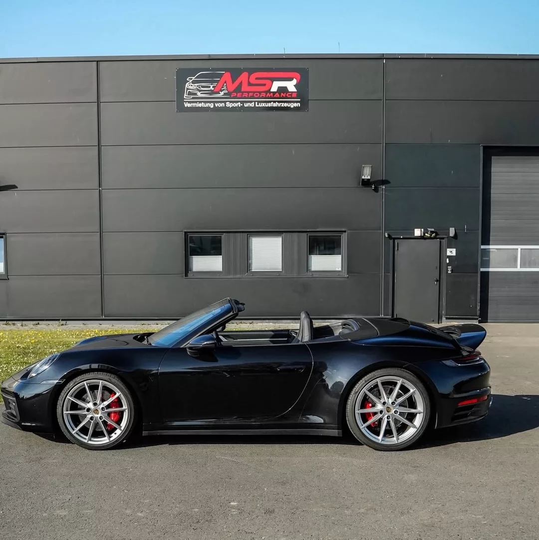 Porsche 992 4s Cabrio in Schwarz von der Seite mieten