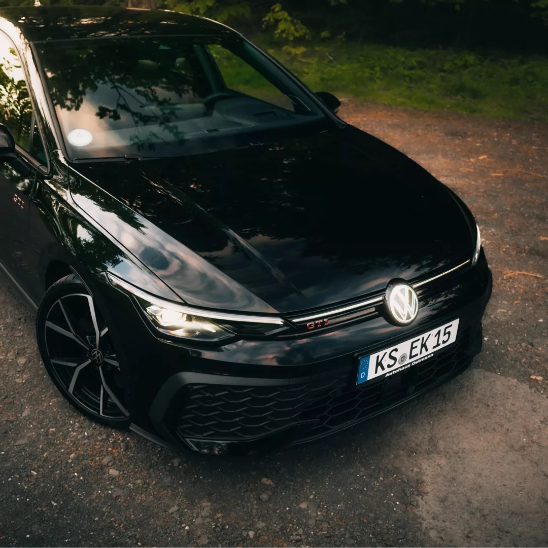Golf 8 GTI FACELIFT in Schwarz mieten - Frontseiteansicht