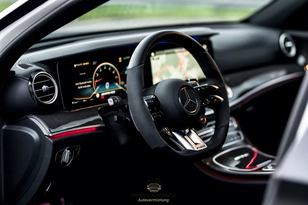 Mercedes E63S Facelift Innenraum mit Displays und Lenkrad mieten