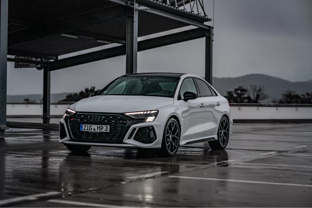 Audi RS3 Limousine in Weiß Mieten - Schrägansicht im Freien