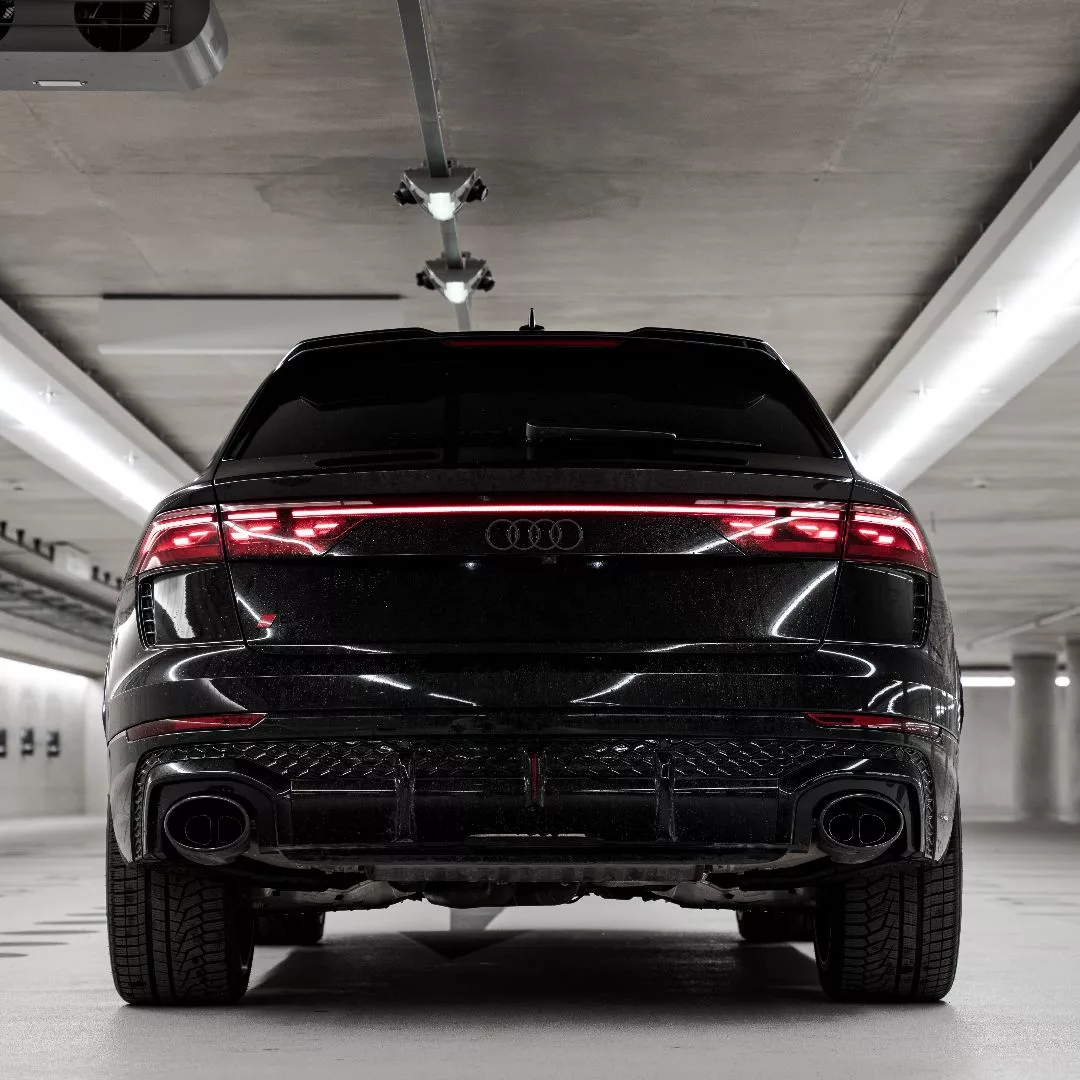 Audi RS Q8 in Schwarz von hinten in Parkhaus mieten