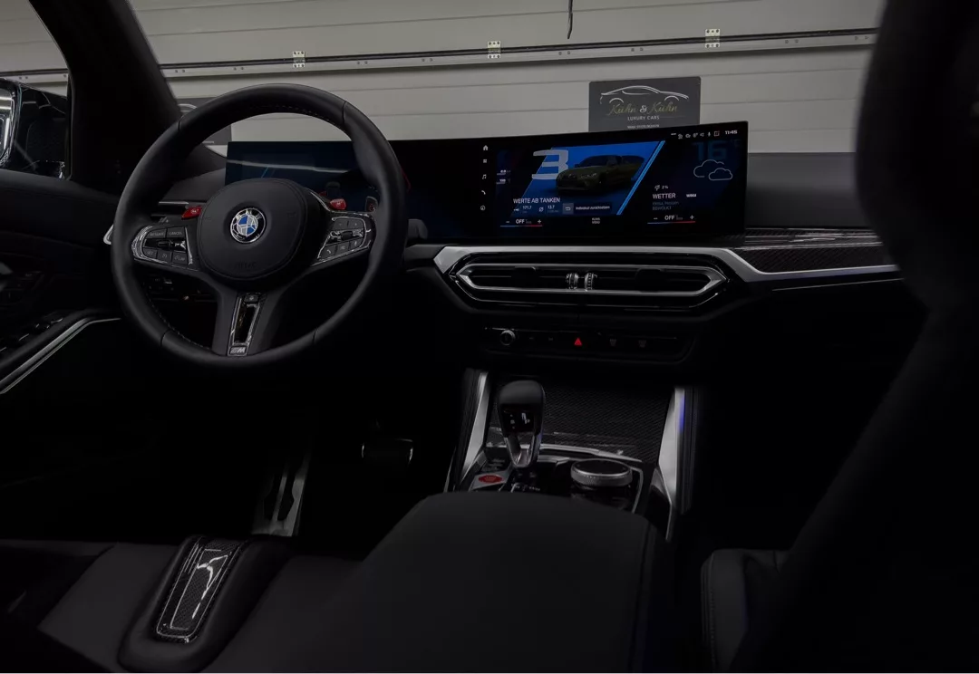 BMW M3 Competition Innenraum mit digitalem Cockpit mieten.