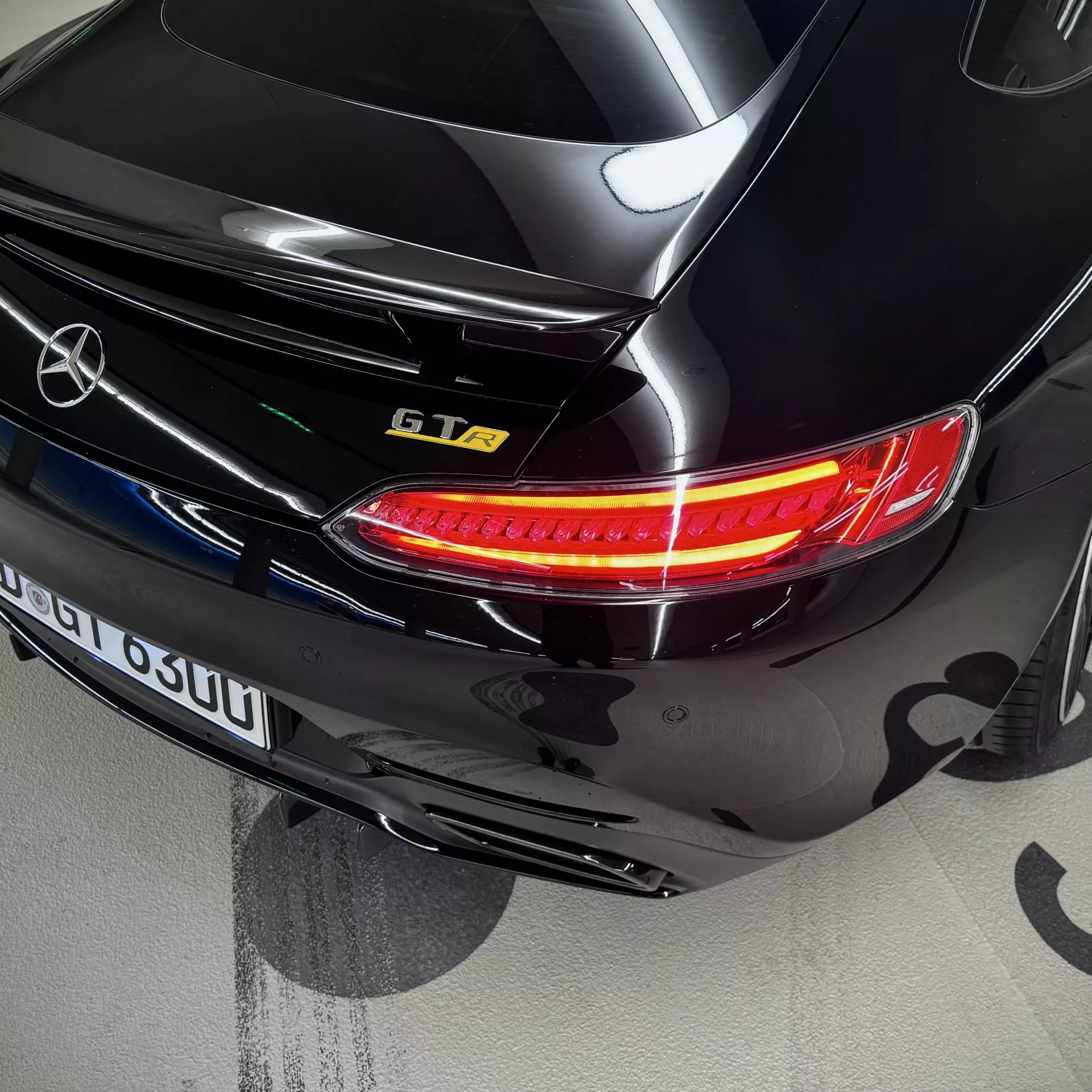 Mercedes AMG GT in Schwarz Rückansicht mieten