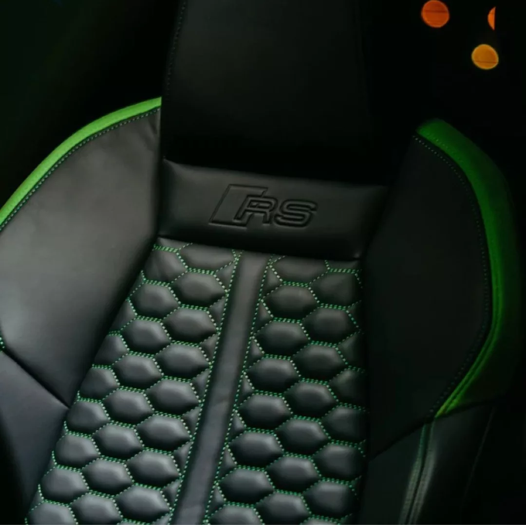 AUDI RS3 Ledersitz mit grünem Akzent mieten