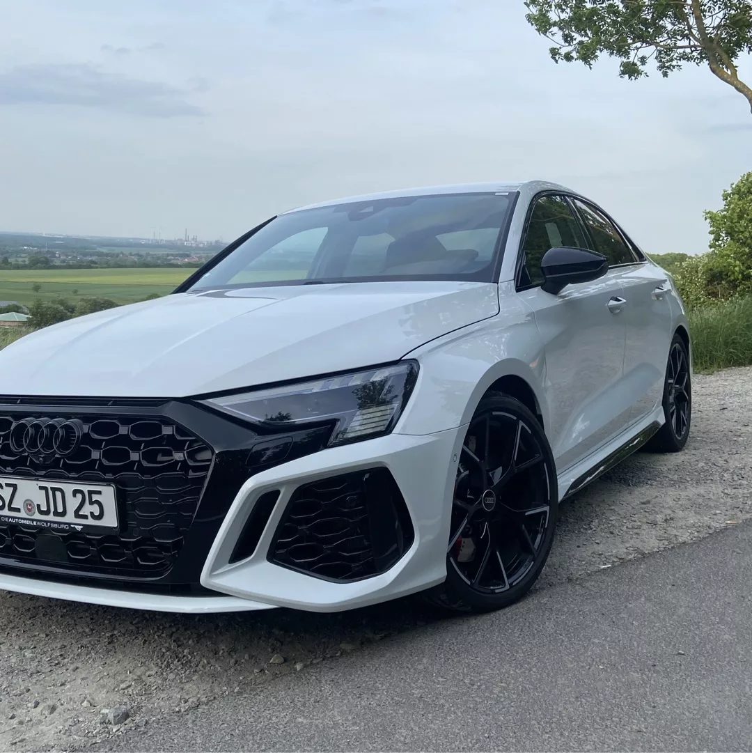 Audi RS3 Limousine in Weiß Frontansicht mieten