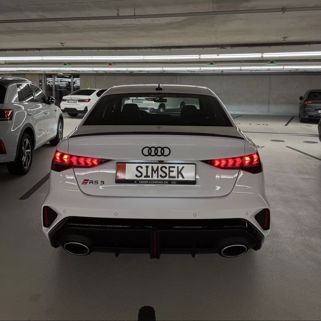 AUDI RS3 Facelift in Weiß von hinten mieten