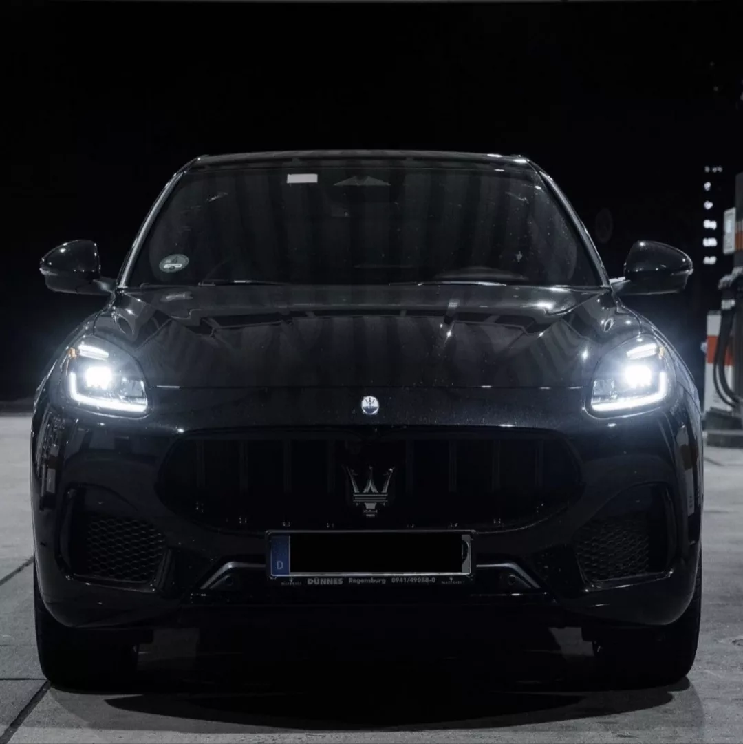 Maserati Grecale in Schwarz von vorne mieten