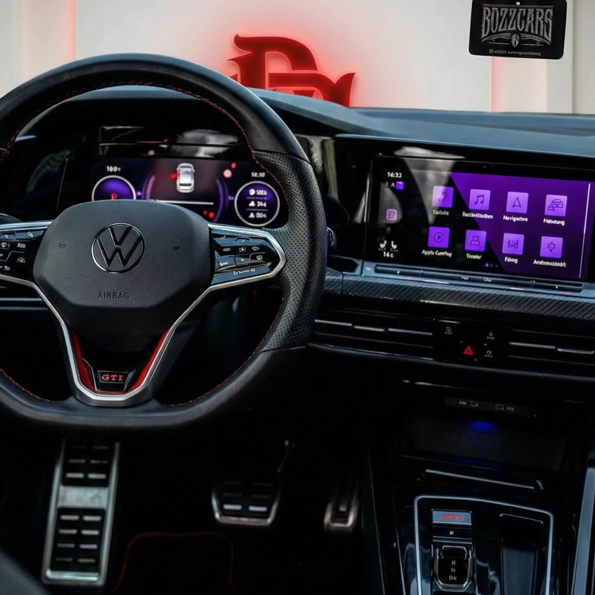 VW Golf GTI Clubsport Akrapovic Innenraum mit Bildschirm mieten