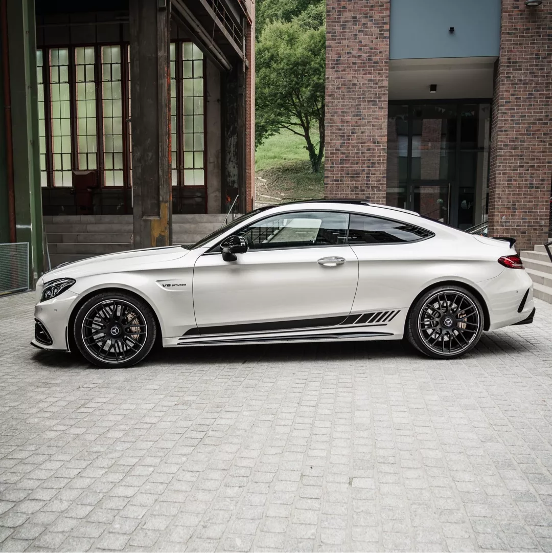Mercedes C63s AMG Edition 1 in Silber von der Seite mieten