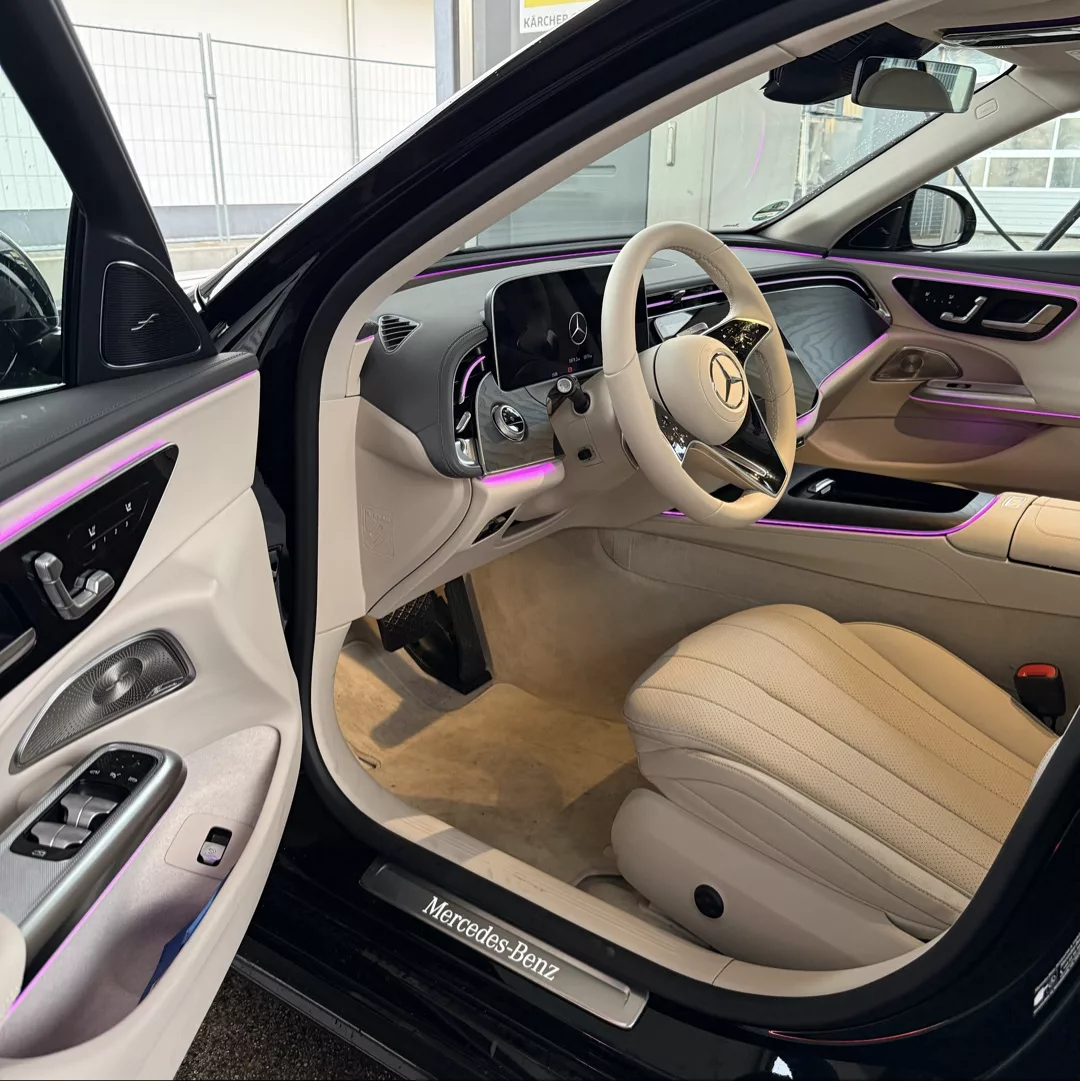 Mercedes-Benz E200 4MATIC Innenraum mit beigen Ledersitzen mieten.